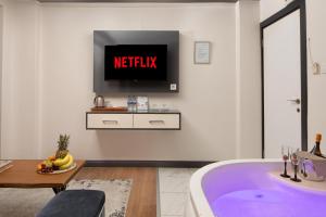 TV a/nebo společenská místnost v ubytování Bakırköy Zeugma Suit Otel
