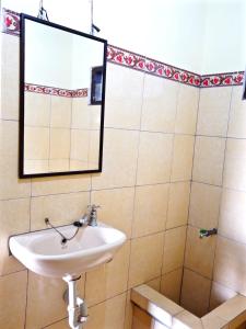 ein Badezimmer mit Waschbecken und Spiegel in der Unterkunft Kabera Bungalow 3 in Ubud + 22 Fotos