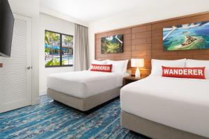 Postel nebo postele na pokoji v ubytování Compass by Margaritaville Hotel Naples