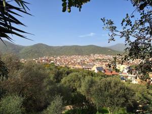un pueblo en una colina con montañas al fondo en Casa NOAH, en Teulada 6 fotos más