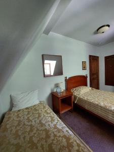 Wola ChojnataにあるPałac Chojnataのベッドルーム1室(ベッド2台、鏡付)