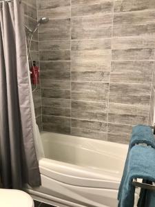 Et badeværelse på Condo de Jean et Chantale