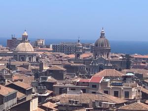 - une vue sur une ville avec des toits et des bâtiments dans l'établissement AtticoGaribaldi, à Catane