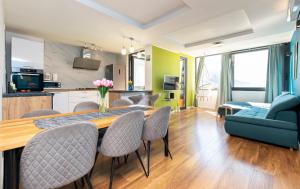 Kuchyňa alebo kuchynka v ubytovaní Luxury 4 star, amazing view apartment with free parking