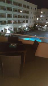 een uitzicht op een gebouw met een zwembad in de nacht bij Casa Lola in El Médano