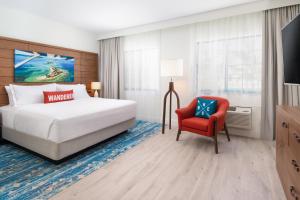 Postel nebo postele na pokoji v ubytování Compass by Margaritaville Hotel Naples