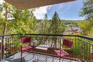 due sedie e un tavolo su un balcone con vista di PARK STATION 121 condo a Park City