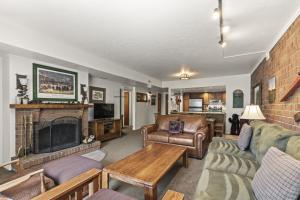 un soggiorno con divano e camino di PARK STATION 121 condo a Park City