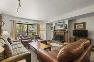 un soggiorno con mobili in pelle e un camino di PARK STATION 121 condo a Park City