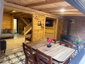 Habitación de madera con mesa y chimenea en Ayder Villa Gencal King, en Ayder