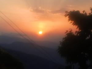 Η ανατολή ή δύση του ηλίου όπως φαίνεται από αυτό το δωμάτιο σε οικογενειακή κατοικία ή από εκεί κοντά