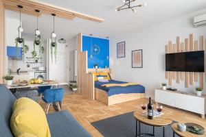 A television and/or entertainment centre at NEWLY RENOVATED!!! - Modern apartment 10 minutes from the Grand Boulevard