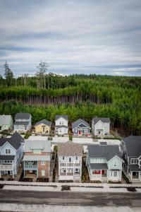 una vista aerea di un quartiere residenziale con case di Good Day Getaway by Seabrook Hospitality a Pacific Beach