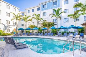 Bazén v ubytování Compass by Margaritaville Hotel Naples nebo v jeho okolí