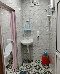 y baño con lavabo, ducha y aseo. en Santai Desa Chalet musleem 0nly en Brinchang