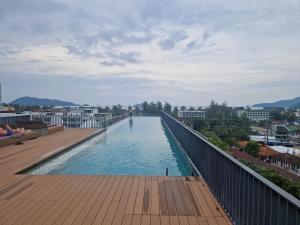 パトンビーチにあるThe Deck Condo Patong 7th Fl Mountain View 2の橋から見た川の景色