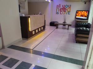 a waiting room with a podium and a couch at Hotel PANAME, CERCA DE LA RURAL , EMBAJADA EEUU , HIPÓDROMO DE PALERMO Y CAMPO DE POLO in Buenos Aires