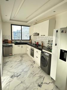 Kuchyň nebo kuchyňský kout v ubytování Room in shared apartment AGDAL RABAT