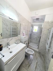 Ένα μπάνιο στο Logement entier avec grand jardin et parking WIFI 6 et Fibre +28 φωτογραφίες