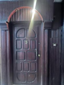 une porte noire avec une lumière au-dessus dans l'établissement شقه فندقيه للاقامه فى الزقازيق على البحر مباشره غير مجروحه مكان هادىء بجوار جميع الخدمات والبنوك, à Az Zaqāzīq