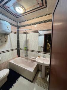 une salle de bain avec une baignoire, un lavabo et des toilettes dans l'établissement شقه فندقيه للاقامه فى الزقازيق على البحر مباشره غير مجروحه مكان هادىء بجوار جميع الخدمات والبنوك, à Az Zaqāzīq 12 autres photos