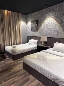 Un pat sau paturi într-o cameră la T-MOK Hotel