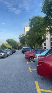 ein Parkplatz voller Autos, die auf einer Straße geparkt sind in der Unterkunft PD Seaview Corus Paradise Lagoon in Port Dickson