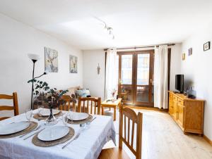 TV a/nebo společenská místnost v ubytování Apartamento familiar Canfranc Estación