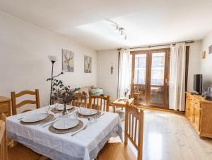 TV a/nebo společenská místnost v ubytování Apartamento familiar Canfranc Estación