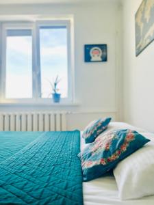 Posteľ alebo postele v izbe v ubytovaní Apartament z widokiem na Pałac i Kościół.