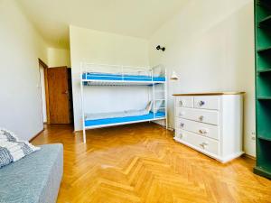 Posteľ alebo postele v izbe v ubytovaní Apartament z widokiem na Pałac i Kościół.