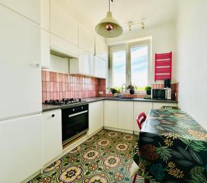 Kuchyňa alebo kuchynka v ubytovaní Apartament z widokiem na Pałac i Kościół.