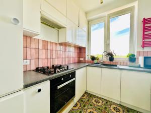 Kuchyňa alebo kuchynka v ubytovaní Apartament z widokiem na Pałac i Kościół.