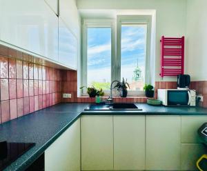 Kuchyňa alebo kuchynka v ubytovaní Apartament z widokiem na Pałac i Kościół.