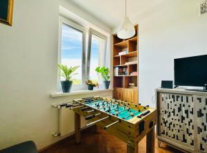 Televízia a/alebo spoločenská miestnosť v ubytovaní Apartament z widokiem na Pałac i Kościół.
