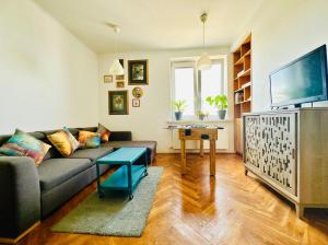 Televízia a/alebo spoločenská miestnosť v ubytovaní Apartament z widokiem na Pałac i Kościół.