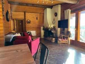 salon z kanapą i stołem w obiekcie CHALET CAPRICES DES CIMES w mieście Bolquere Pyrenees 2000