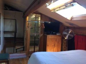 une chambre avec un lit et une télévision à écran plat dans l'établissement Centre ville proche des quais, avec parking privé, à Sète