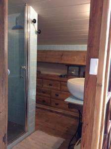 une salle de bain avec une douche en verre et un lavabo dans l'établissement Centre ville proche des quais, avec parking privé, à Sète