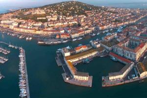 une vue aérienne d'un port avec des bateaux dans l'eau dans l'établissement Centre ville proche des quais, avec parking privé, à Sète