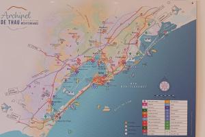 une carte de l'île d'Hawaï avec une horloge dans l'établissement Centre ville proche des quais, avec parking privé, à Sète 7 autres photos