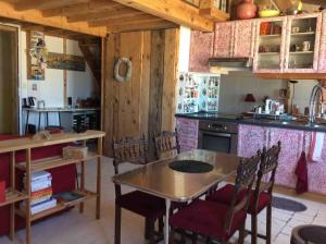 une cuisine avec une table et des chaises dans une pièce dans l'établissement Centre ville proche des quais, avec parking privé, à Sète