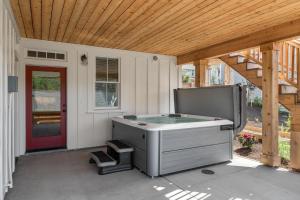 una vasca idromassaggio seduta sul patio di una casa di Happy to Sea You by Seabrook Hospitality a Pacific Beach