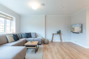 una sala de estar con un sofá y una mesa en Biikehuus Ost, en Niebüll