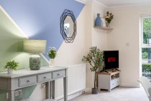 a living room with a desk and a mirror at STN - Bishops's Stortford - Free Gated Parking - Two Bed Apartment - Perfect location for Stansted Airport in Bishops Stortford