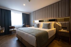 Un pat sau paturi într-o cameră la Buke Hotel Bomonti