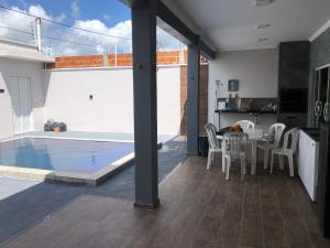 a kitchen and dining room with a swimming pool at Casa Girassol in Camocim