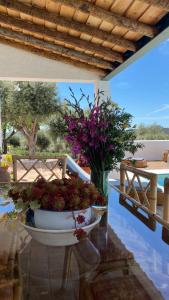 a vase filled with flowers sitting on a table at Monte Das Aguas Frias in Rosário