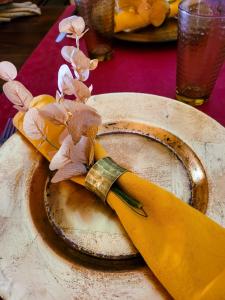 un plato con un cuchillo y una servilleta amarilla en El Ático de Mijares, en Mijares