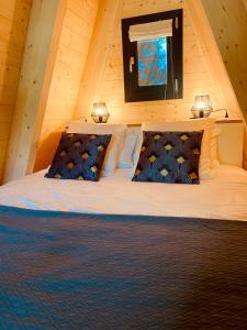 1 dormitorio con 1 cama en el ático en Écolodge Château de la Mothe Chandeniers, en Les-Trois-Moutiers